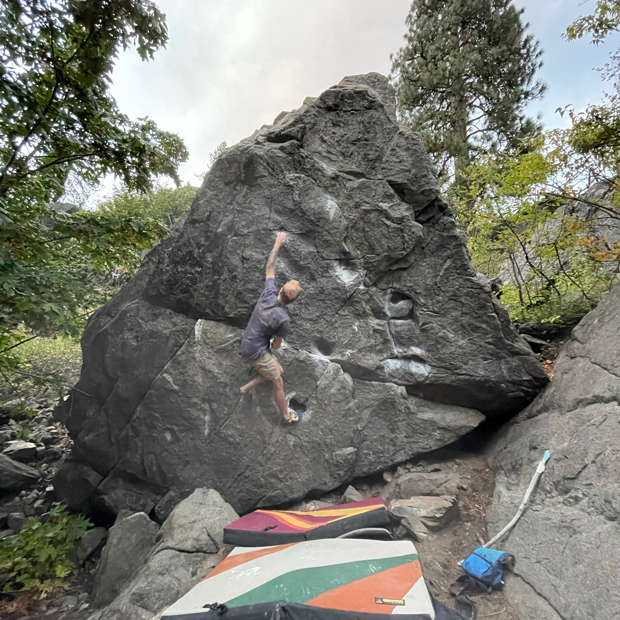 Climbing Beta video of climbers on The Pocket v4 in Leavenworth with undefined beta videos in KAYA, the climber's app - where climbers can log and track their ascents, progress, and connect with their local gym and outdoor climbing community.