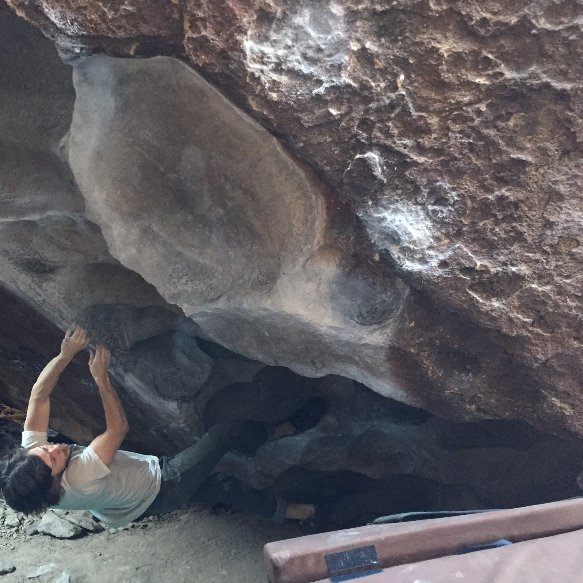 Climbing Beta video of climbers on Lobster Claw v5 in Hueco Tanks with undefined beta videos in KAYA, the climber's app - where climbers can log and track their ascents, progress, and connect with their local gym and outdoor climbing community.