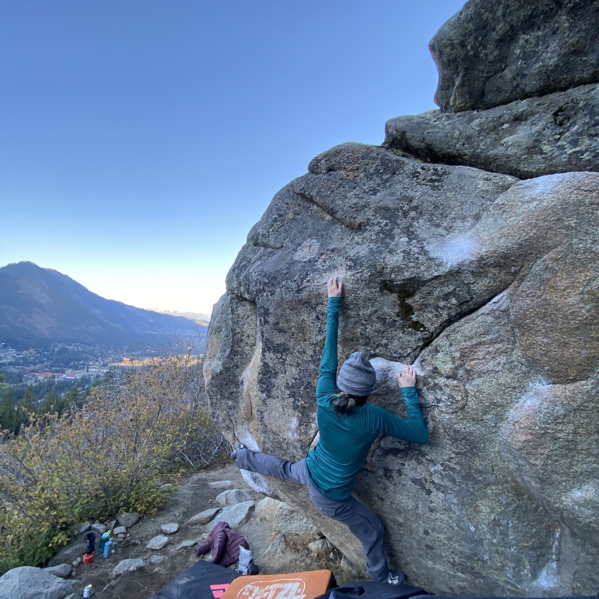 Climbing Beta video of climbers on Emperor's Lightning v7 in Leavenworth with undefined beta videos in KAYA, the climber's app - where climbers can log and track their ascents, progress, and connect with their local gym and outdoor climbing community.