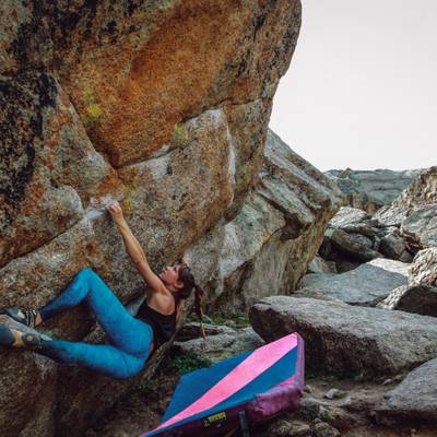 Chalk on Rock v8, Lincoln Lake - Beta Video from Juliana.
