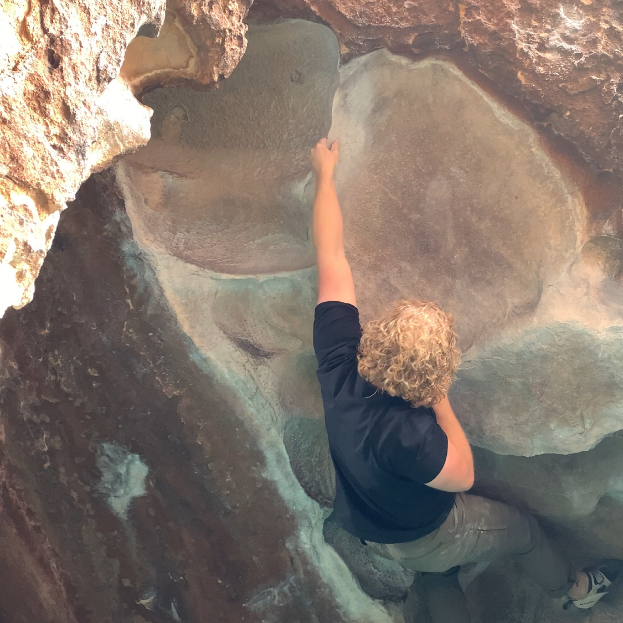 Climbing Beta video of climbers on Lobster Claw v5 in Hueco Tanks with undefined beta videos in KAYA, the climber's app - where climbers can log and track their ascents, progress, and connect with their local gym and outdoor climbing community.