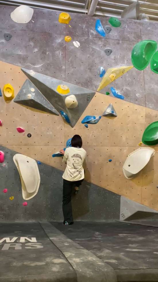 Blue v4, Hogtown Boulders - Beta Video from natapoke
