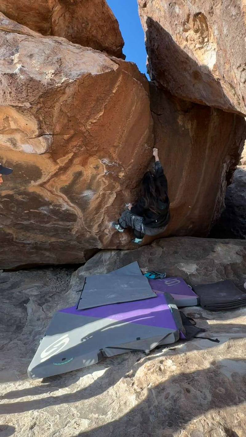 Roger in a Bath v7, Hueco Tanks - Beta Video from ticlimbs