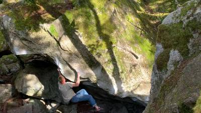 Worm World Cave Low v10, Squamish - Beta Video from DryFire418