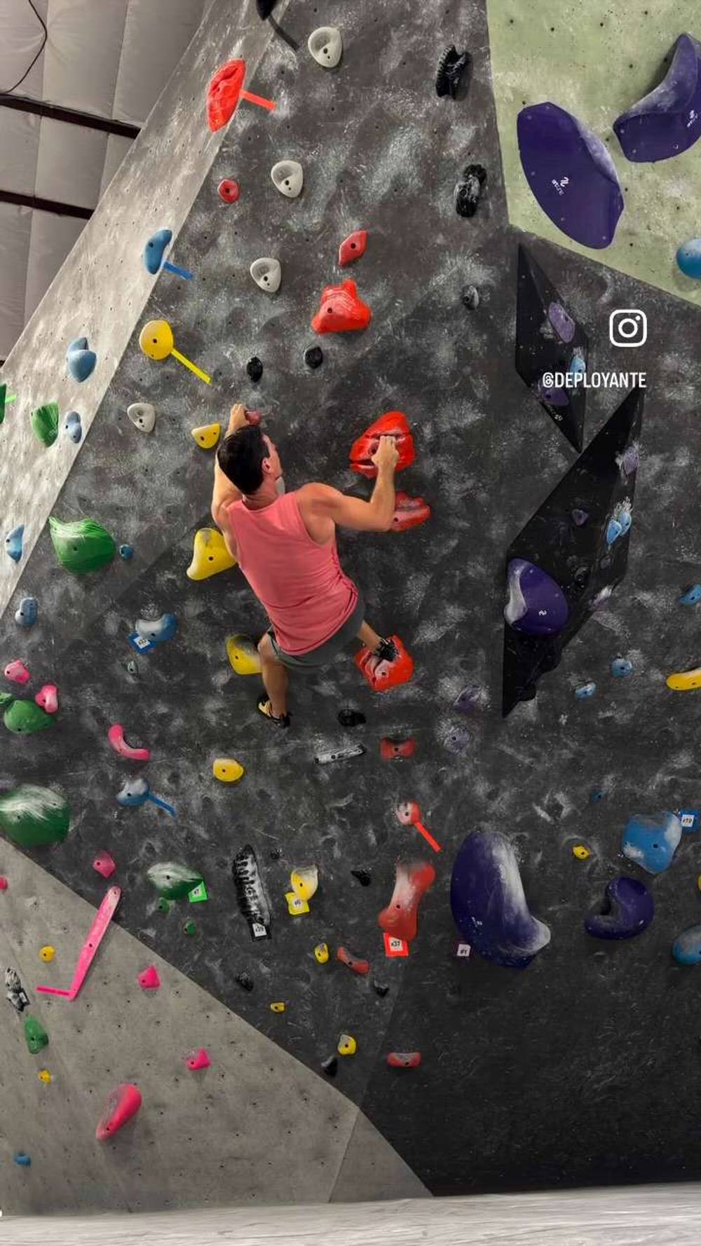 Orange v4, Black Rock Bouldering Gym - Beta Video from Deployante
