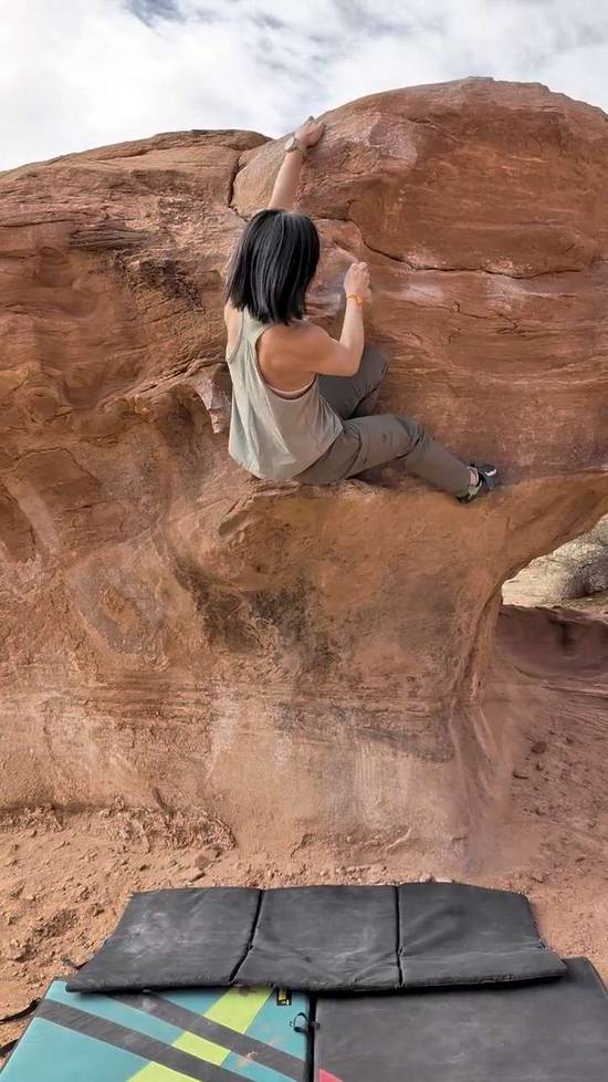 Sand Traverse Boulder v1 v1, Moab - Beta Video from Mengaling