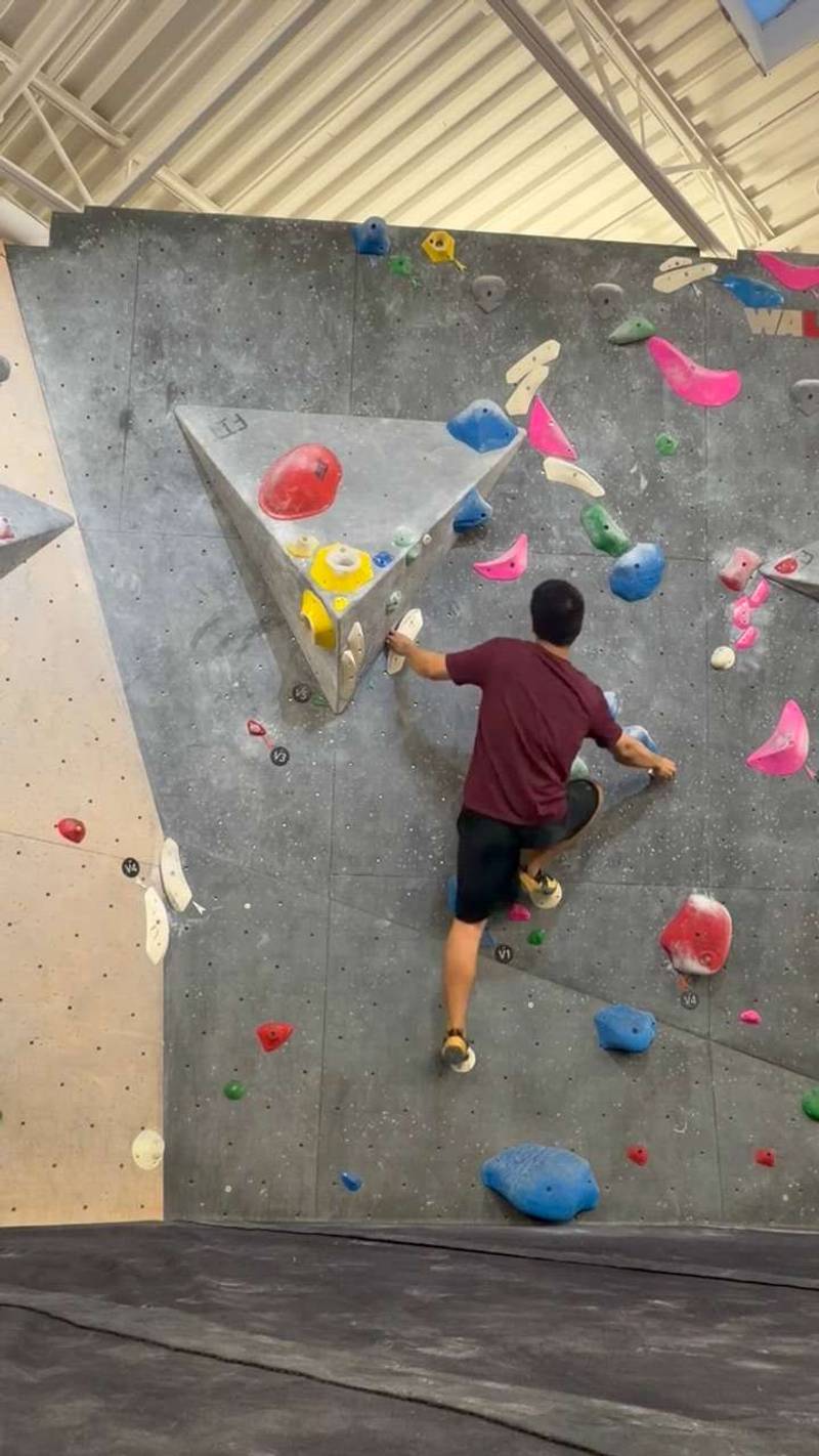 White v4, Hogtown Boulders - Beta Video from kguo