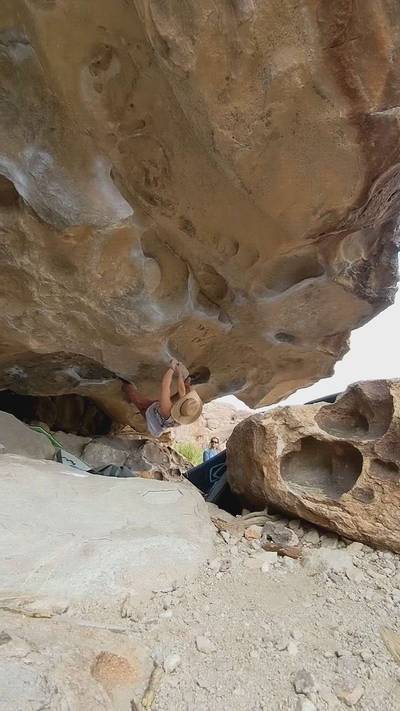 Moonshine Roof v4, Hueco Tanks - Beta Video from capt.adventurepants