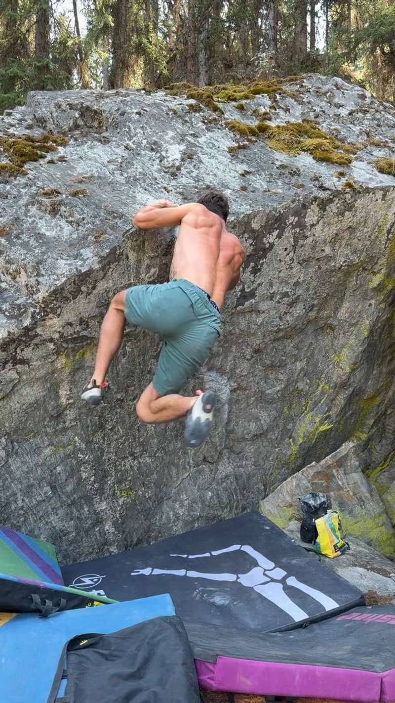 Hoover Scoop v6, Kelowna - Beta Video from simonbclimbing