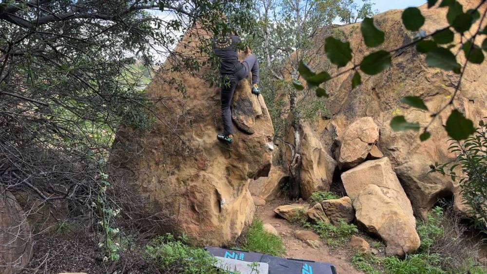 Triangle Arete v1, Stoney Point - Beta Video from breakingbeta