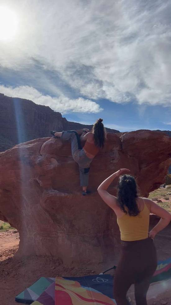 Sand Traverse Boulder v1 v1, Moab - Beta Video from almabclimbing
