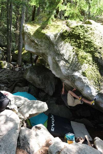 Worm World Cave Left v10, Squamish - Beta Video from sser