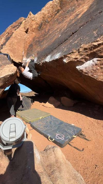 Teepee Traverse v8, Moe's Valley - Beta Video from Caseyclimbss