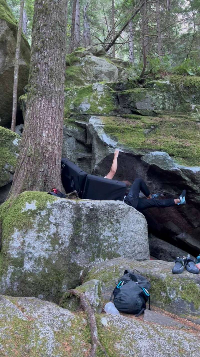 Left Brain v2, Squamish - Beta Video from BoggerBoulders