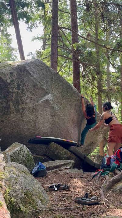 Lip-Smack Traverse v4, Squamish - Beta Video from Jol3s
