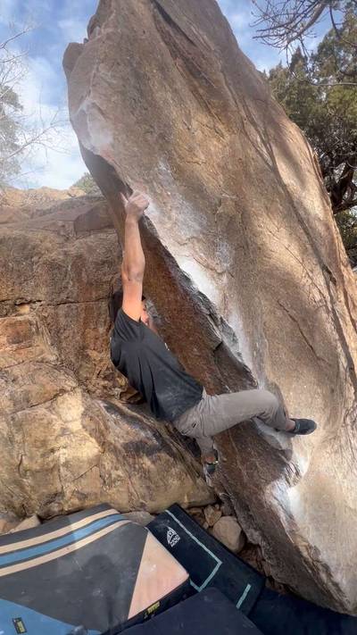 Destroy the Castle v7, Roy - Beta Video from fullofclimbs