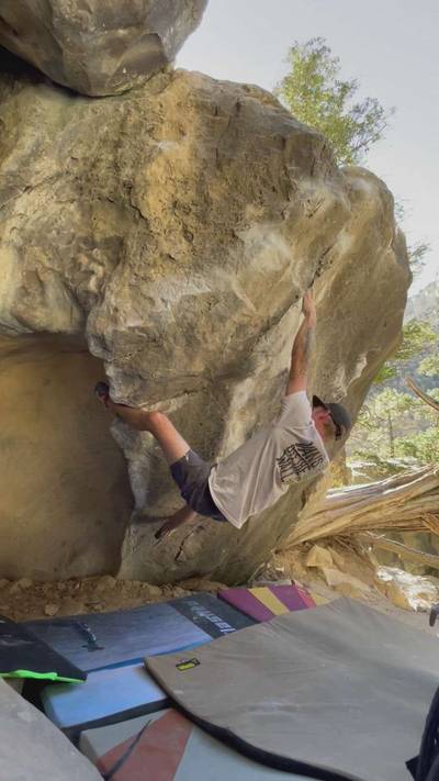Electric Fence (right) v7, Joe's Valley - Beta Video from mt_eiger