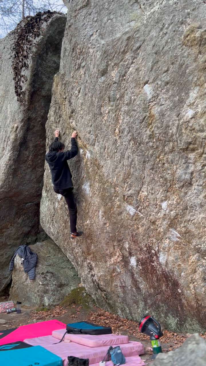 Fotowa v9 - The Reservoir, Great Barrington Bouldering Fotowa v9 - The Reservoir, Great Barrington Bouldering