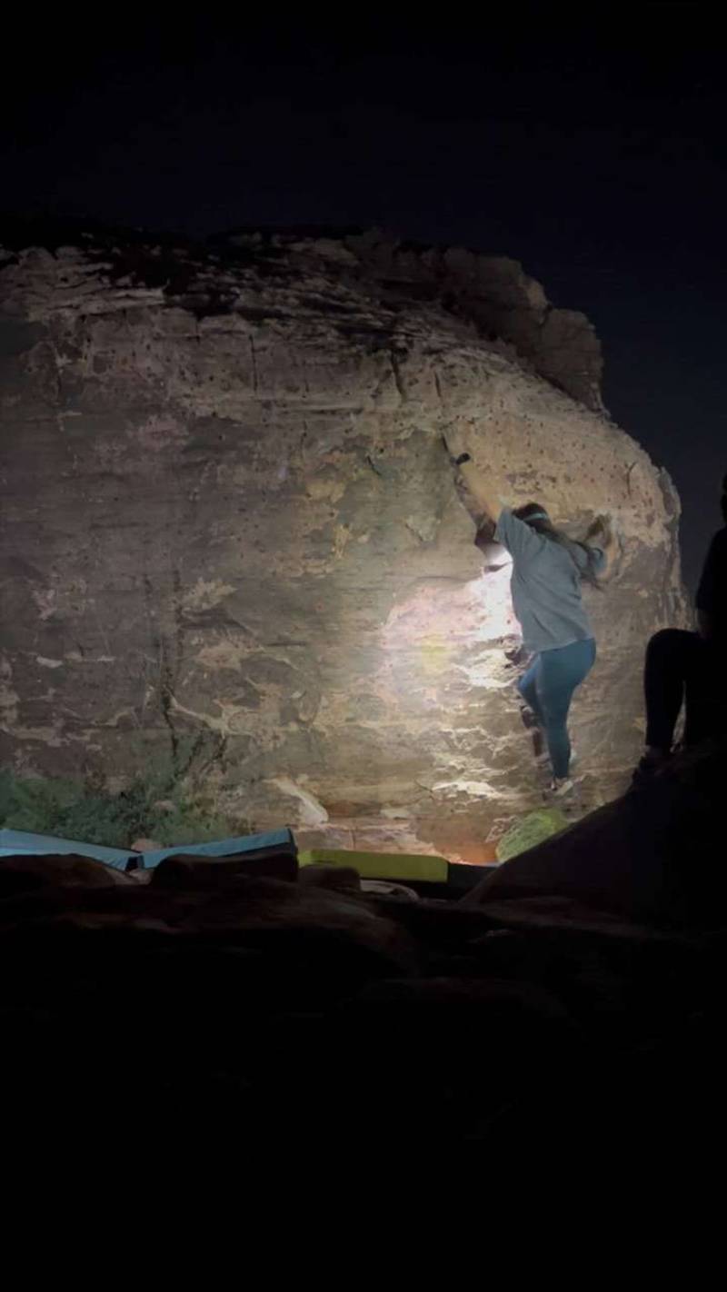 The Black Warm Up - Traverse v3, Red Rock - Beta Video from LittleBetaBird