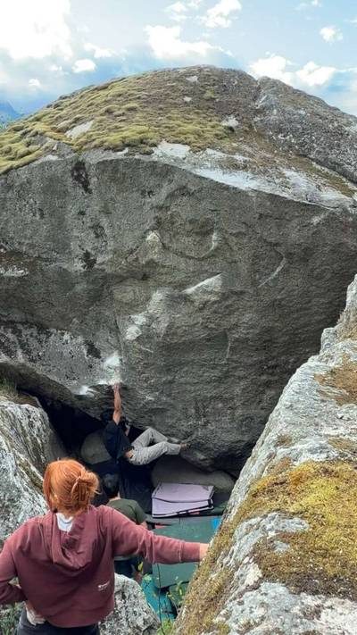 No Excuse Low v8, Squamish - Beta Video from duckuslambus