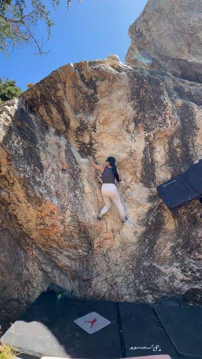 Center Overhang v4, Berkeley - Beta Video from helenclimbs