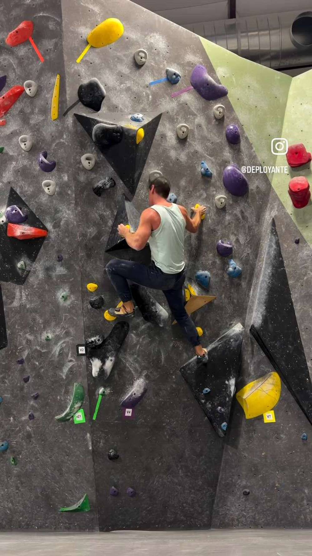 Yellow v7, Black Rock Bouldering Gym - Beta Video from Deployante
