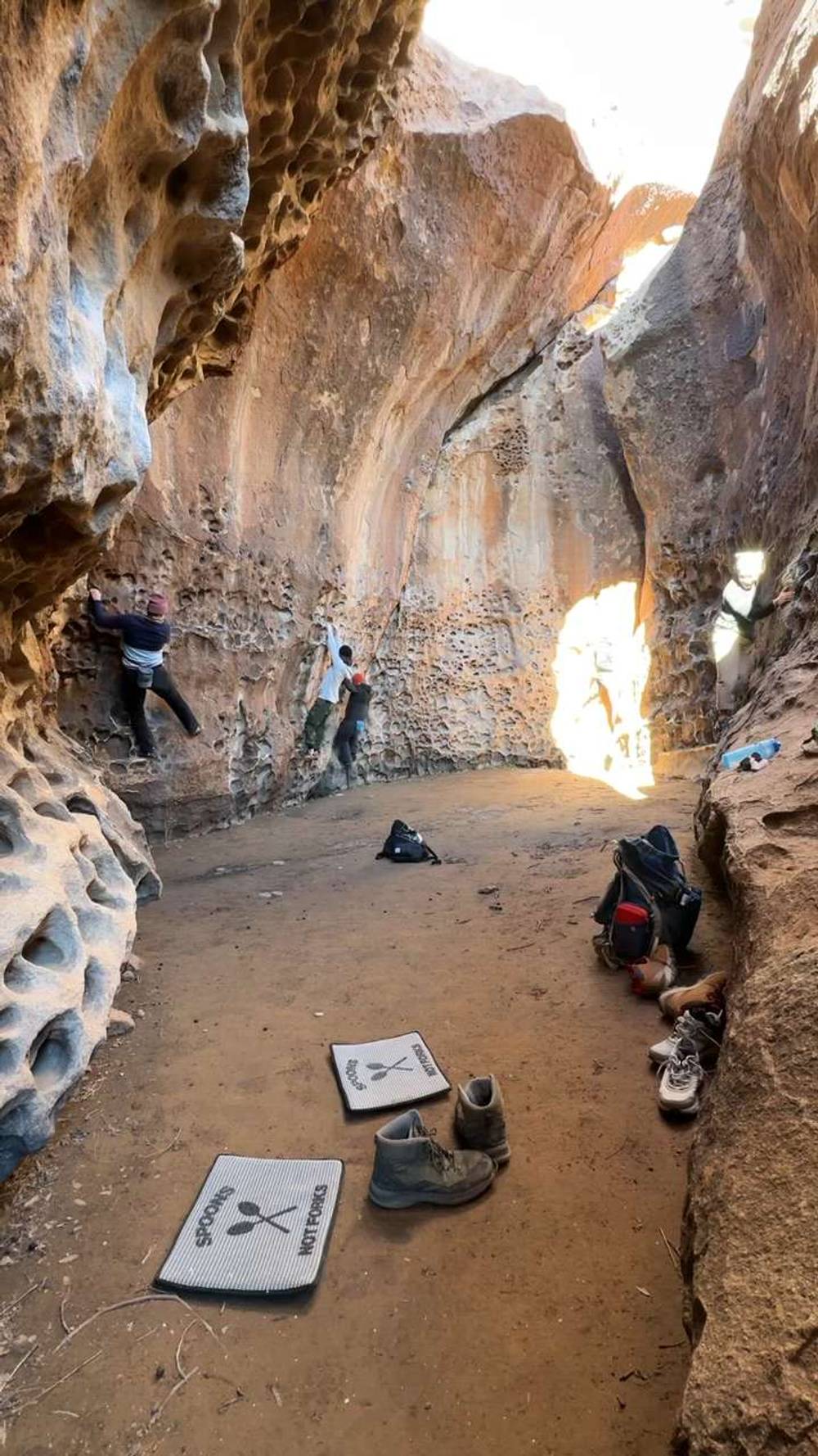 The round room traverse v0, Hueco Tanks - Beta Video from slapthesloper