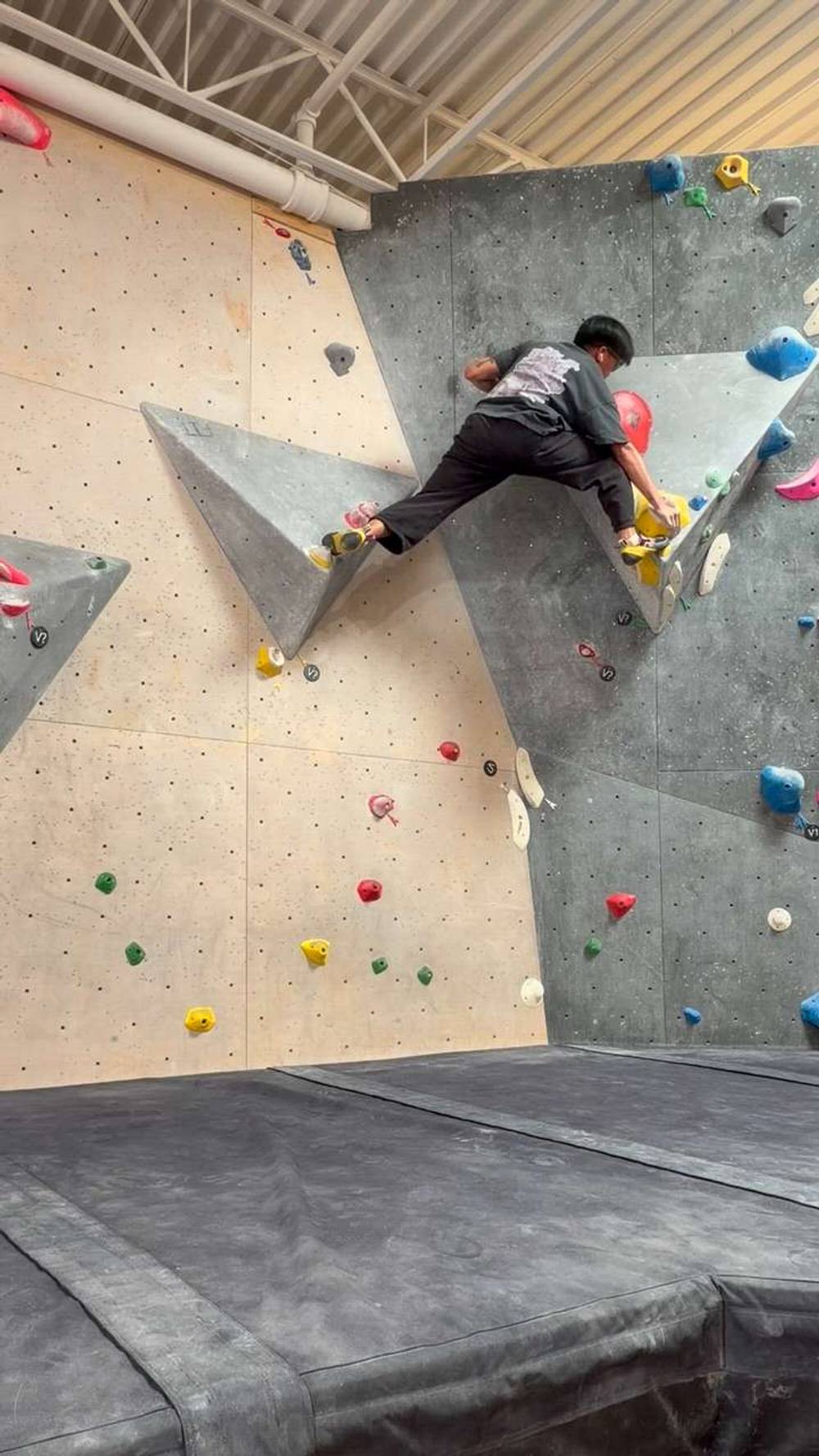 Yellow v5, Hogtown Boulders - Beta Video from SpaceGhostJuul