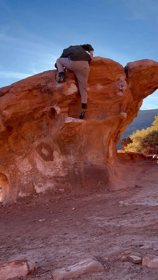 Sand Traverse Boulder v1 v1, Moab - Beta Video from Chris_Ol
