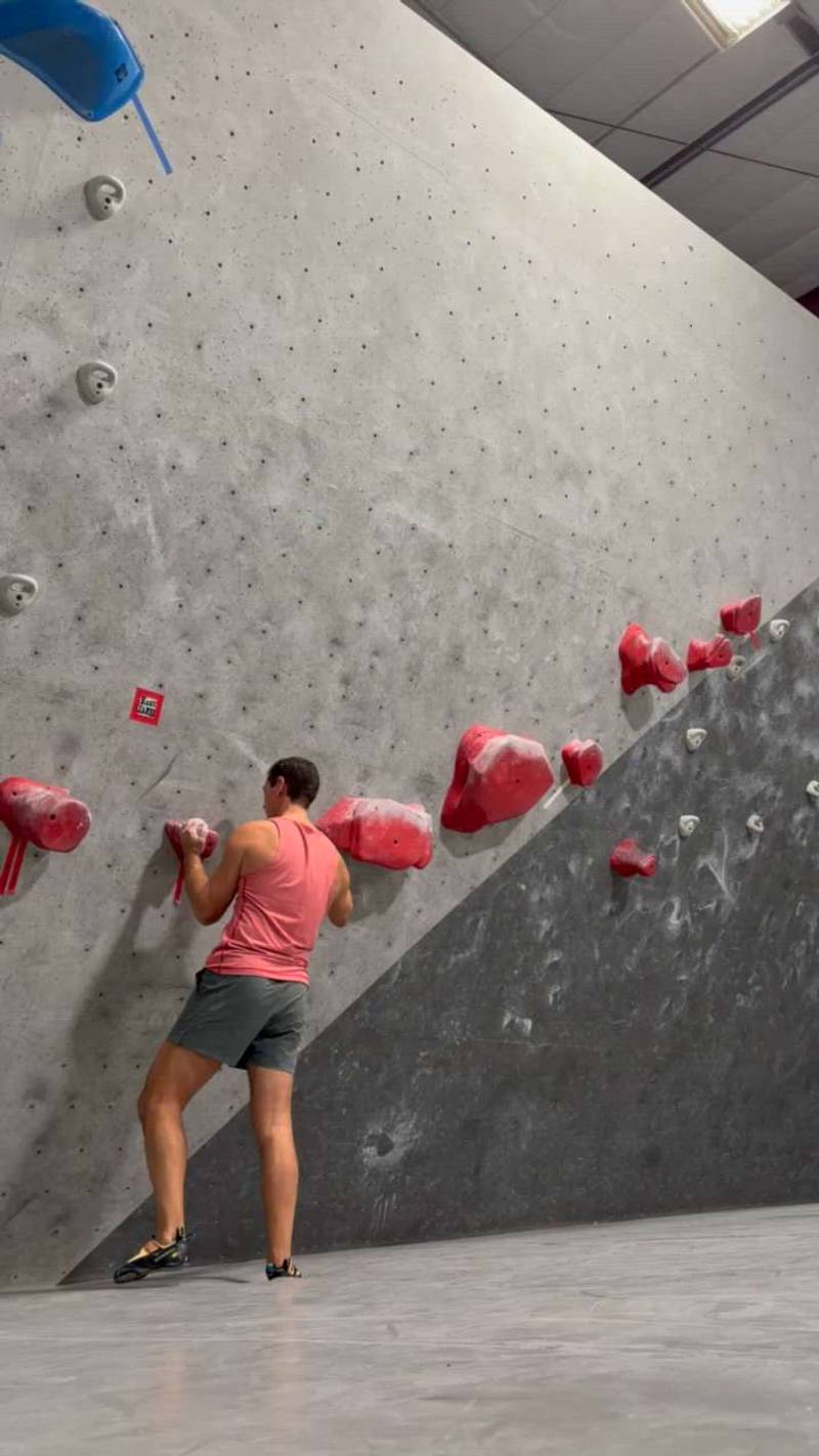 Red Easy Feature, v3, Black Rock Bouldering Gym - Beta Video from Deployante