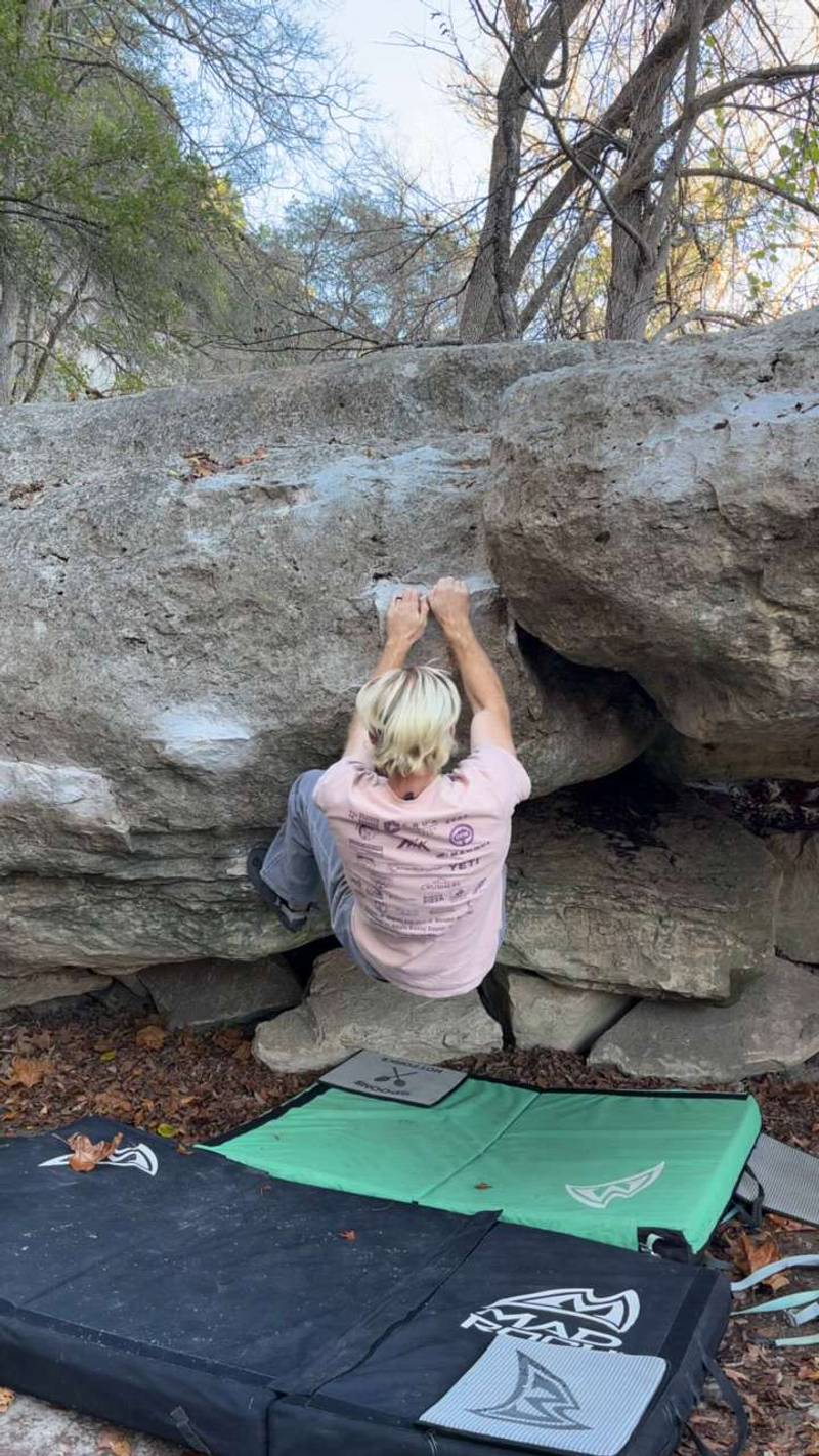 Left of Crack v1, Barton Creek Greenbelt - Beta Video from StevieMacBouldering