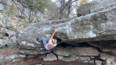 Traverse the Crack v3, Barton Creek Greenbelt - Beta Video from StevieMacBouldering
