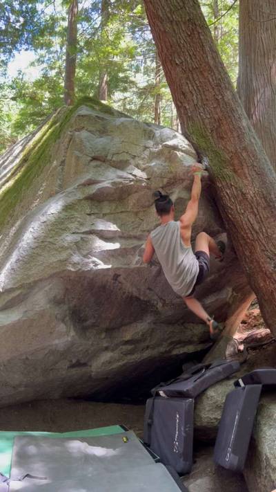 Superfly Lunge v4, Squamish - Beta Video from cc.climbs.rocks