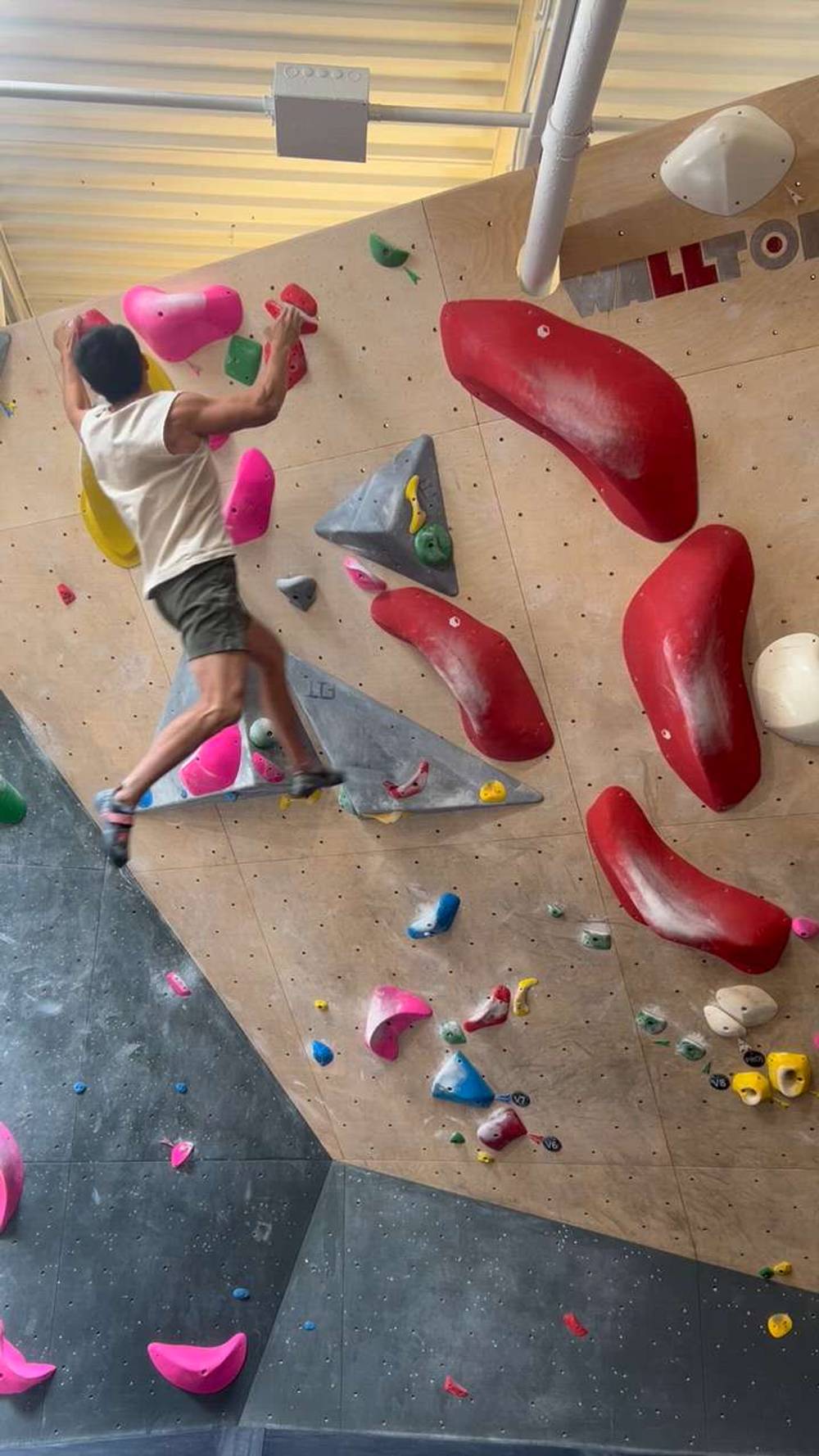 Red v6, Hogtown Boulders - Beta Video from ledami