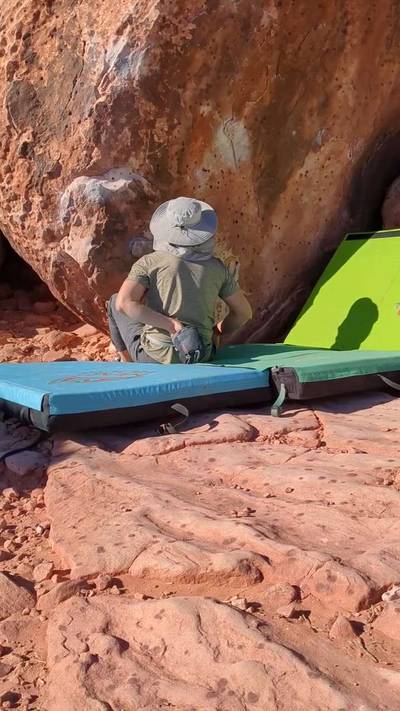 Southeast Face Sit v4, Red Rock - Beta Video from bouldering_wonton
