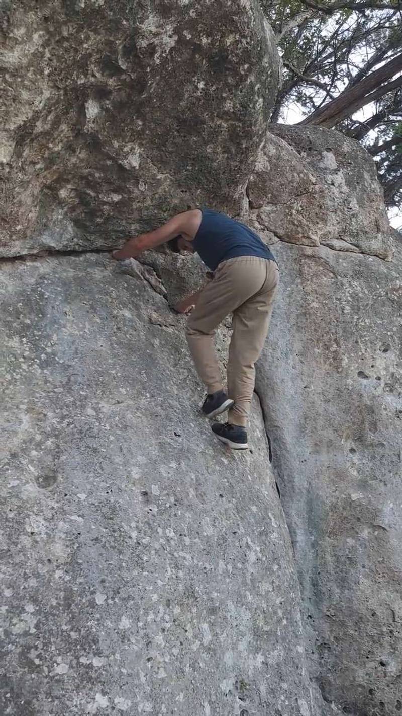 Right Arching Crack v0, Rogers Park - Beta Video from TheJollyClimber
