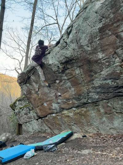 Black Widow v7, Lookout Mountain - Beta Video from ian.climbs