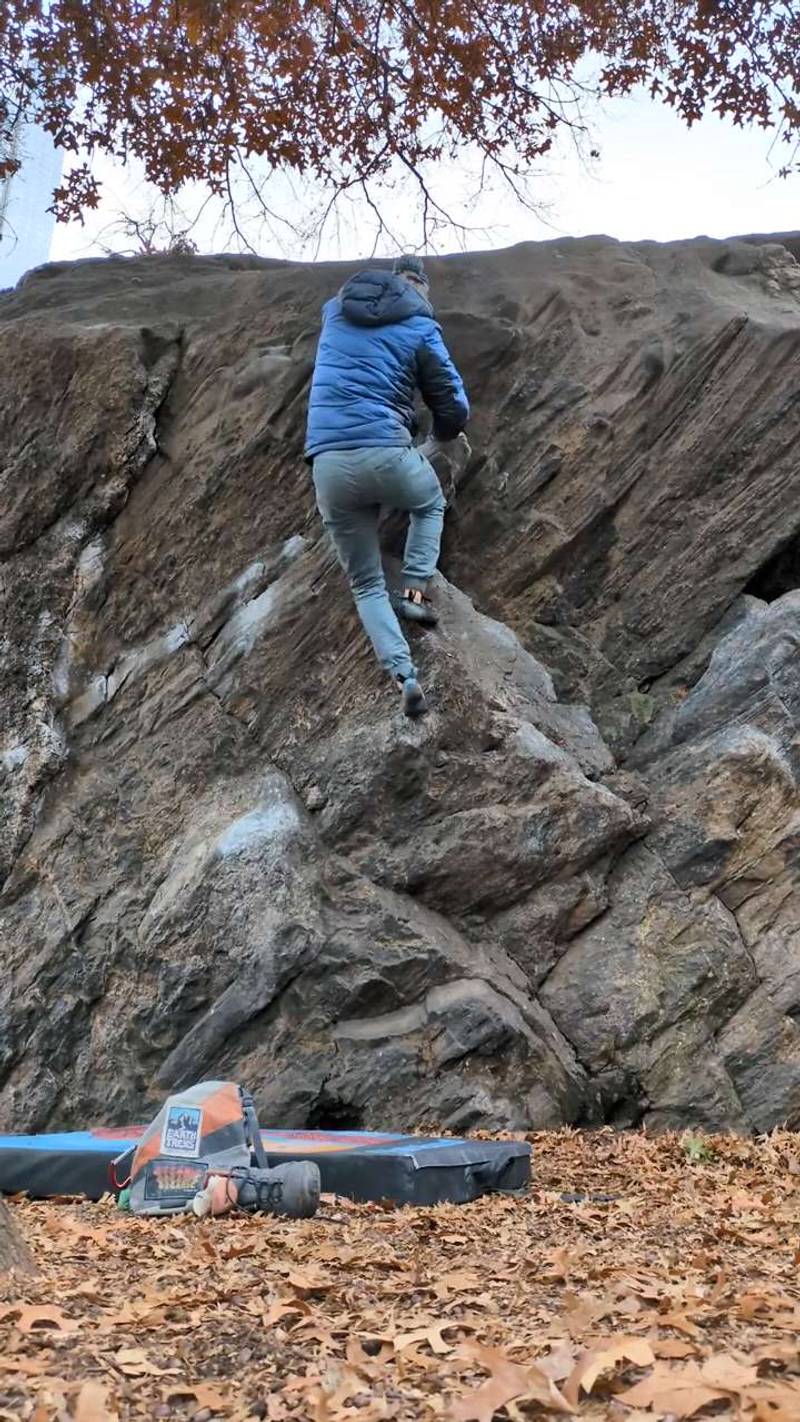 Easy Overhang v0, New York City - Beta Video from capt.adventurepants