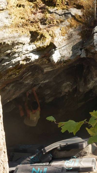 Schist Cave Left v9, Leavenworth - Beta Video from breakingbeta
