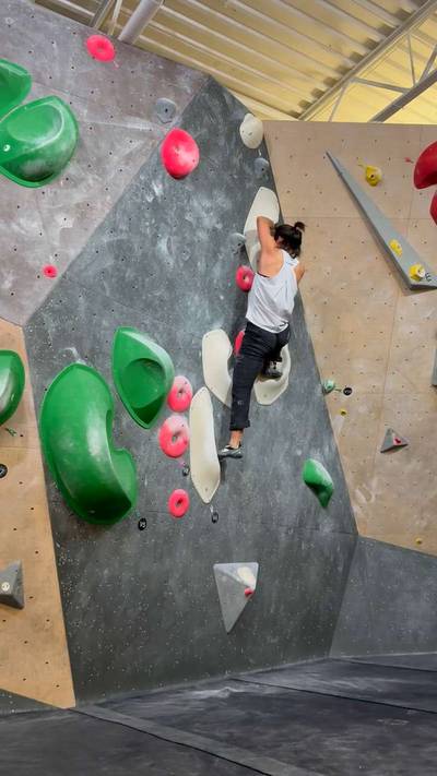 White v4, Hogtown Boulders - Beta Video from chasegogogo