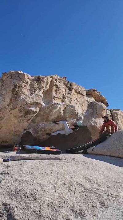False Hueco Traverse v2, Joshua Tree - Beta Video from climbthatdee