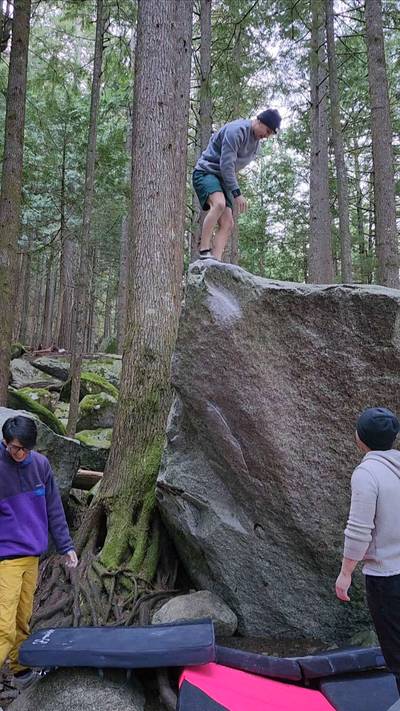 Titanic Lunge v4, Squamish - Beta Video from CarsonClimbs