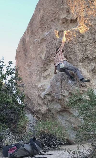 Satellite Left v3, Joshua Tree - Beta Video from Bouldering_in_socks