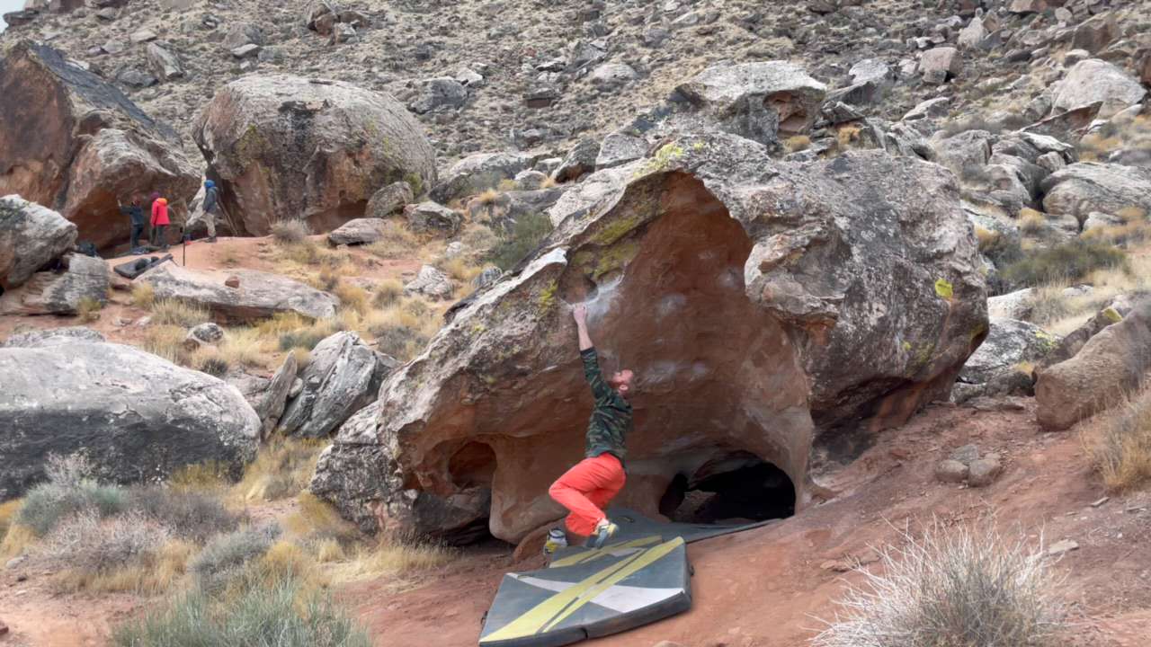 Escape Artist v12 North Moe's, Moe's Valley Bouldering Watch Beta