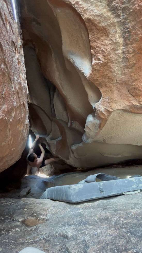 Beer Can Traverse v8, Hueco Tanks - Beta Video from 44