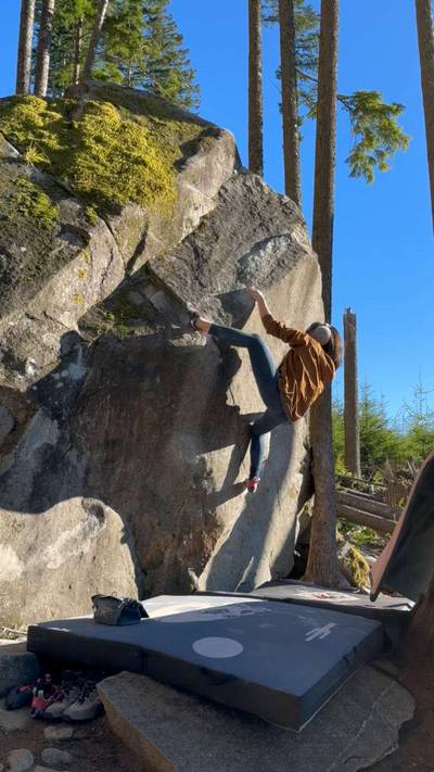 Midnight Lichen v4, Gold Bar - Beta Video from connie.climbthenics