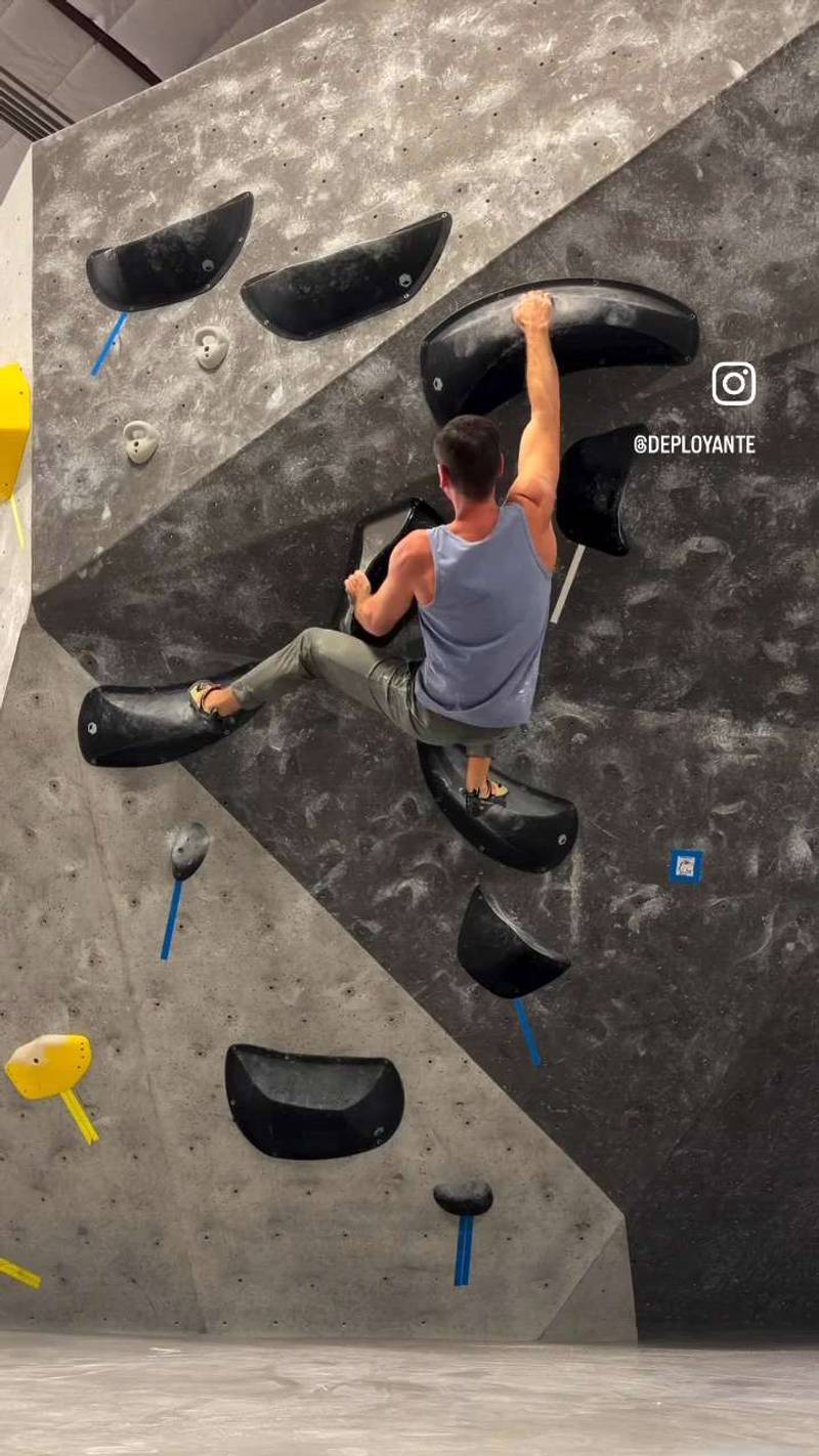 Black Medium, Boulder, Black Rock Bouldering Gym - Beta Video from Deployante