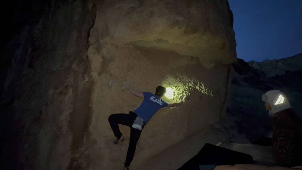 Roof Boulder Traverse v3, Smith Rock - Beta Video from lordbyronhimself
