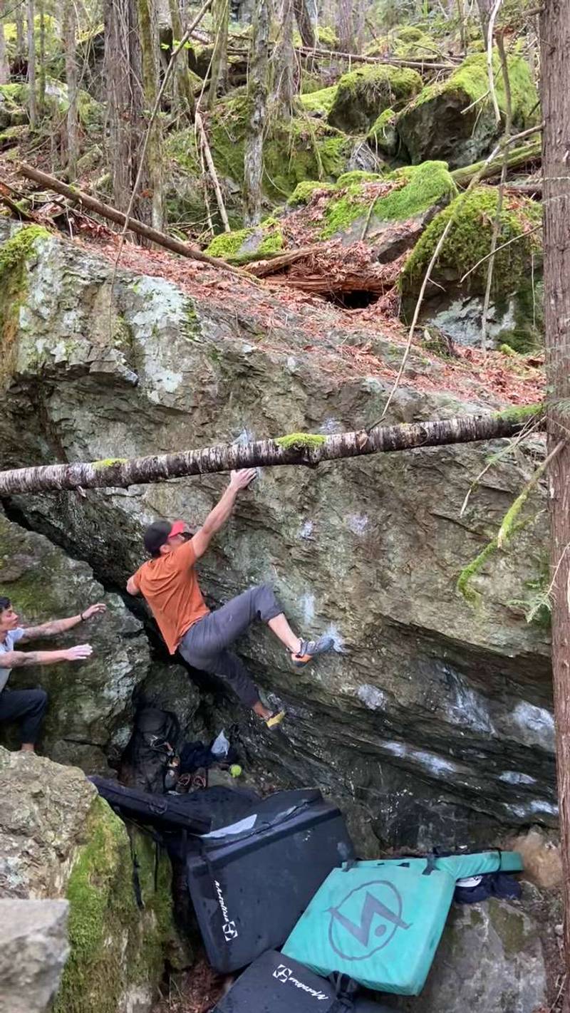 Baby Beluga v5, Comox Lake - Beta Video from Bouldering_Bushido