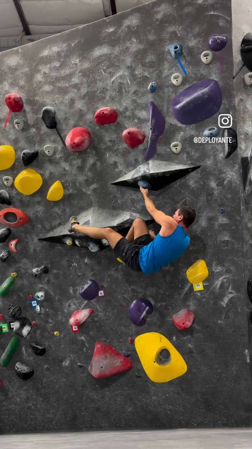 Blue v4, Black Rock Bouldering Gym - Beta Video from Deployante